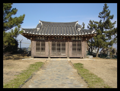 해암정. 빼어난 촛대바위 주변 풍경을 더욱 운치있게 해준다. 